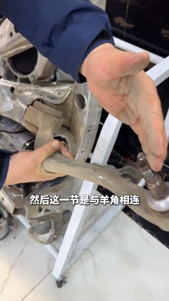 长沙宝驿技师检查宝马底盘摆臂连接位置